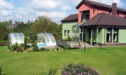 Zastrešenie bazénov RAVENA skvele zapadne do vašej záhrady
