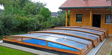 Zastrešenie bazénu CORONA s imitáciou dreva na hliníkových profiloch