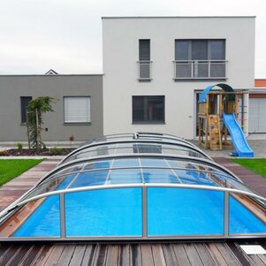 Zastrešenie bazénu ELEGANT je vyrobené z číreho jednokomorového polykarbonátu a hliníkových profilov