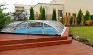Zastrešenie bazénu ELEGANT na vyvýšenom drevenom pódiu