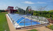 Zastrešenie bazénu ELEGANT s elektrickým posuvom napájaným a solárny ohrev bazéna