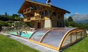 Zastrešenie bazénu ELEGANT sa skvele hodí do Vašej záhrady