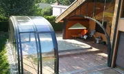 Zastřešenie bazénu LAGUNA NEO™ zakomponované do architektúry domu