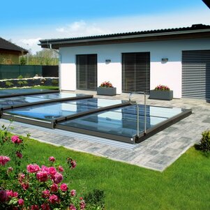 Zastrešenie bazénu Terra v kombinácii s moderným domom je pastva pre oči