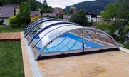 Zastrešenie bazénu UNIVERSE NEO™ s detailom fixácie čelnej steny