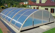 Zastrešenie bazénu UNIVERSE NEO™ umožňuje kúpanie i v nepriaznivom počasí