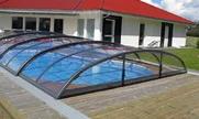 Zastrešenie ELEGANT NEO™ chráni Váš bazén od vonkajších nečistôt