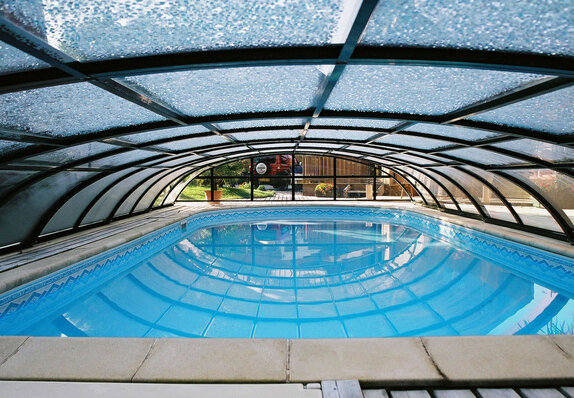 zastrešenie terasy a bazénu od Alukovu šetrí vaše náklady na ohrev voidy v bazéne, znižuje náklady na vykurovanie domu