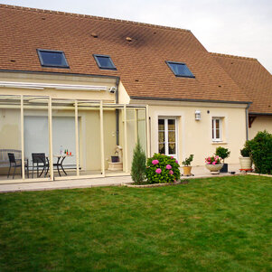 Zastrešenie terasy aj ako zimná záhrada. CORSO GLASS zvyšuje tepelnú izoláciu priľahlej steny.