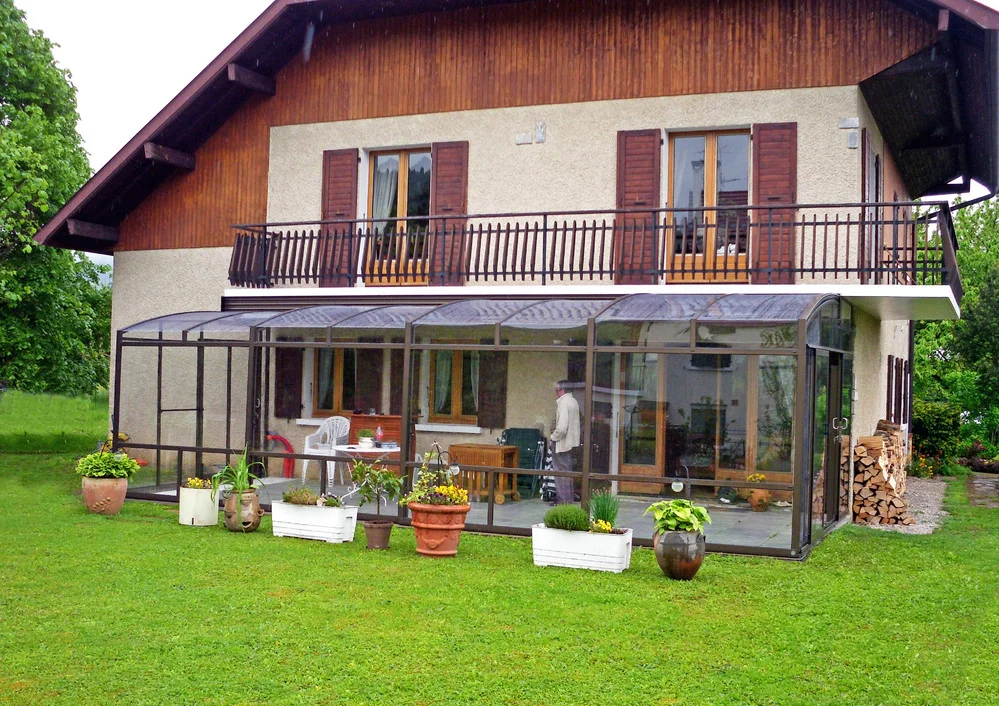 zastrešenie terasy na jeseň prinesie mnohé výhody s nadchádzajúcou zimnou sezónou