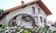 Zastrešenie umožňuje široké otvorenie a ponúka posuvnú strechu na vetranie.