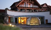 Zastrešenie vírivej vane SPA DOME ORLANDO® vo večerných hodinách