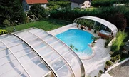 Zložené zastrešenie bazénu LAGUNA v okamihu vytvorí príjemné relaxačné prostredie Zložené zastrešenie bazénu LAGUNA v okamihu vytvorí príjemné relaxačné prostredie