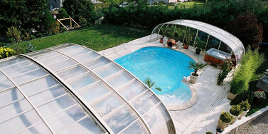 Zložené zastrešenie bazénu LAGUNA v okamihu vytvorí príjemné relaxačné prostredie